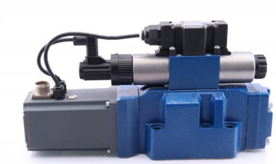 4WRTE16V1-200L-4X/6EG24K31/A1M - Пропорциональный быстродействующий распределитель с обратной связью по положению золотника и со встроенным усилителем (OBE), Ду16, A1 = ±10 В, номинальный расход 200 л/мин, схема V1-, каналы управления X и Y = внешние