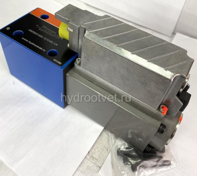 4WRPEH10C3B50L-2X/G24K0/F1M - Сервораспределитель Ду10 с обратной связью по положению золотника и встроенным усилителем (OBE), номинальный расход 50 л/мин, характеристика L - линейная, схема C3, сигнал управления F1 = 4...20 mA